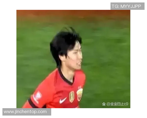 19岁足球明星崭露头角引领新时代球场风潮成就未来之星 19岁足球明星崭露头角引领新时代球场风潮成就未来之星