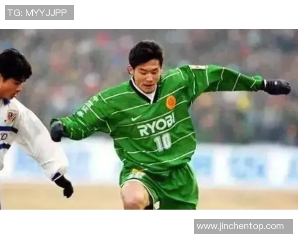 八十年足球传奇星光璀璨现役球员的辉煌历程与成就回顾