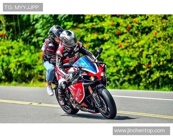 快手足球明星动漫：激情与梦想交织的绿茵场上演绎青春故事